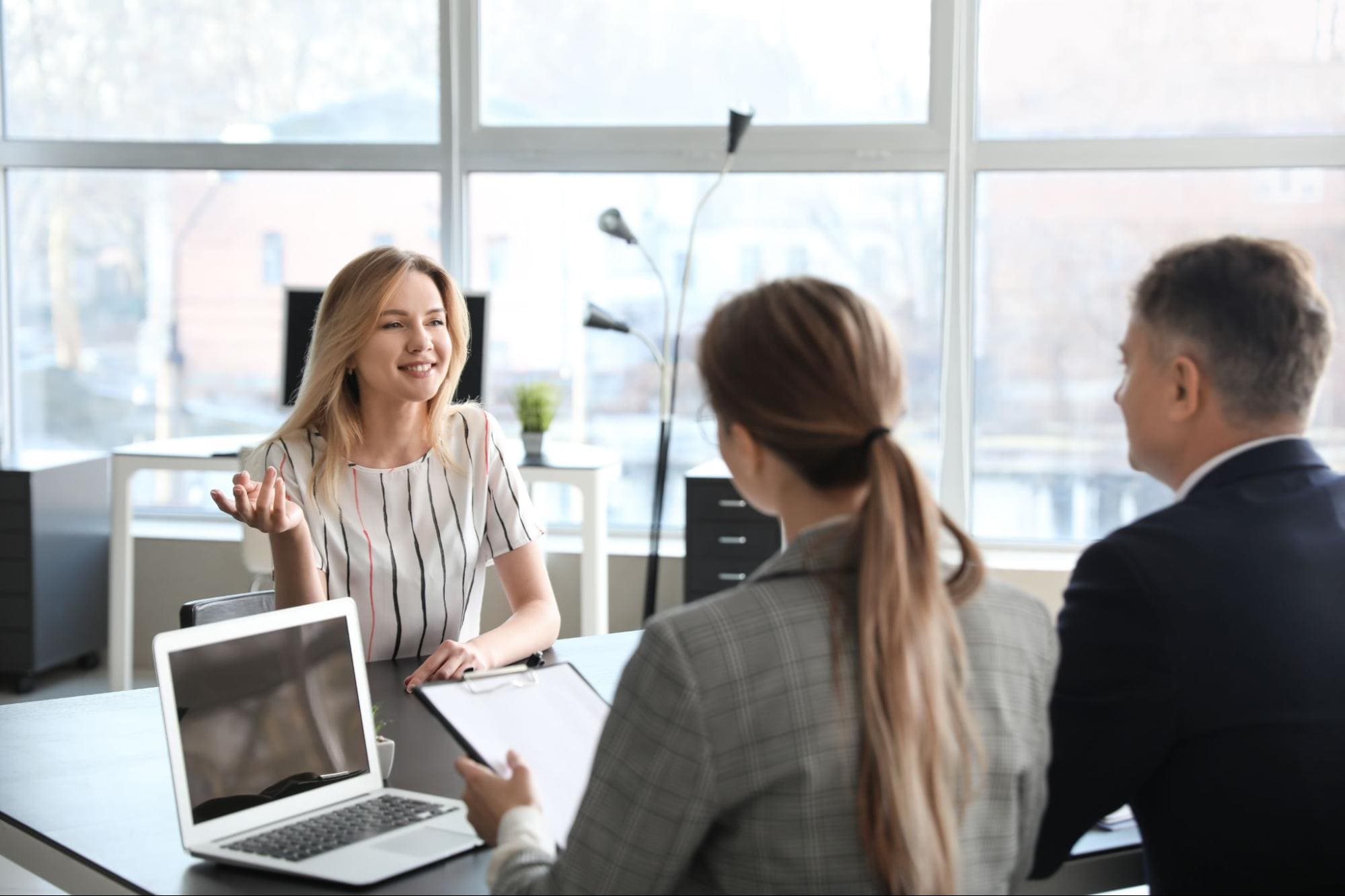 What to wear to an interview? How to choose professional and polite interview attire